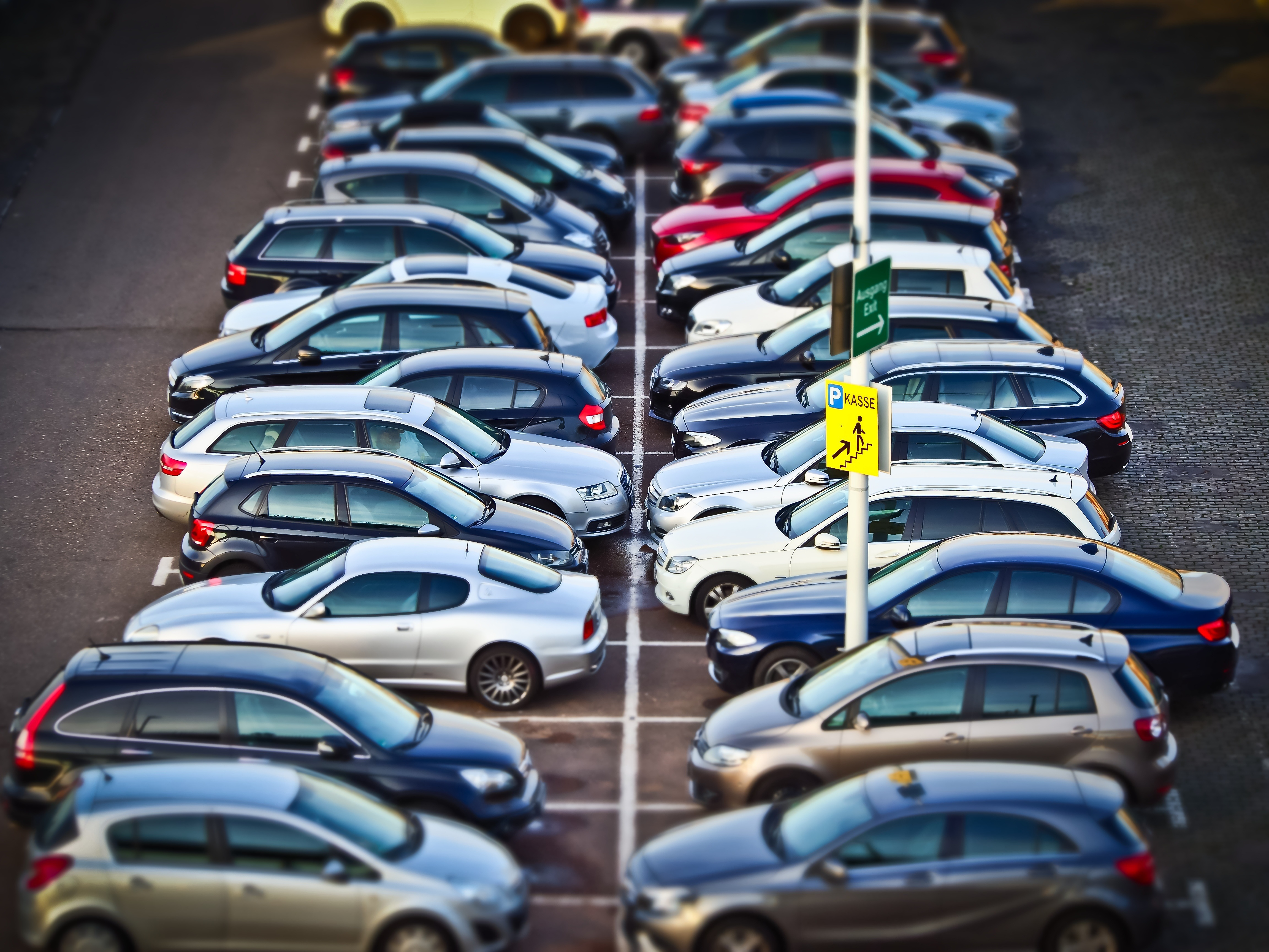 Fotografia de um pátio de carros estacionados